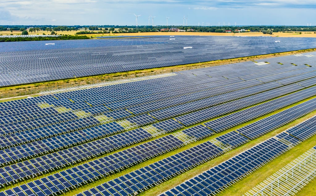 Eine Photovoltaikanlage auf einem Feld.