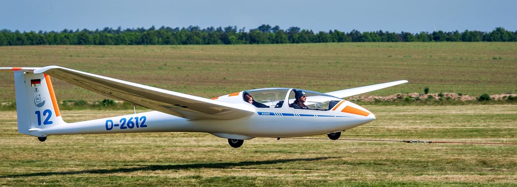 Gleich bis zu 140 Stundenkilometer schnell: Amelie Schneider-Ruoff, Achtklässlerin am Burgenland-Gymnasium Laucha, startet mit Martin Löhne, Pilot und Ausbildungsleiter am Haus der Luftsportjugend.