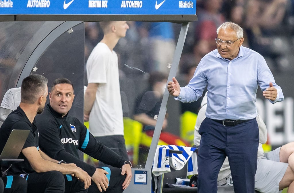 Hertha-Trainer Felix Magath (r) steht mit den Berlinern vor dem Abstieg.