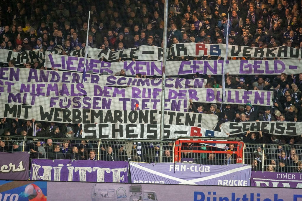 Fans des VfL Osnabück protestierten 2020 gegen RB Leipzig beim Spiel gegen Sandhausen.