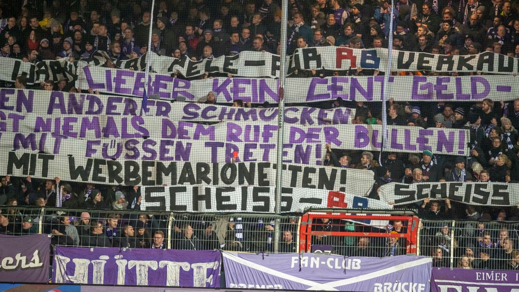 Fans des VfL Osnabück protestierten 2020 gegen RB Leipzig beim Spiel gegen Sandhausen.