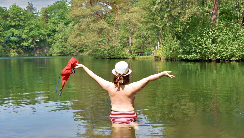 Baden „oben ohne“ ist für Männer eine Selbstverständlichkeit, für Frauen aber nicht. Den weiblichen Badegästen im Steinbruch an der Alten Schmiede in Süplingen wird empfohlen, ein Bikini-Oberteil zu tragen. In unbeobachteten Momenten wird jedoch ein Auge zugedrückt. Am Flechtinger See ist „oben ohne“ erlaubt.
