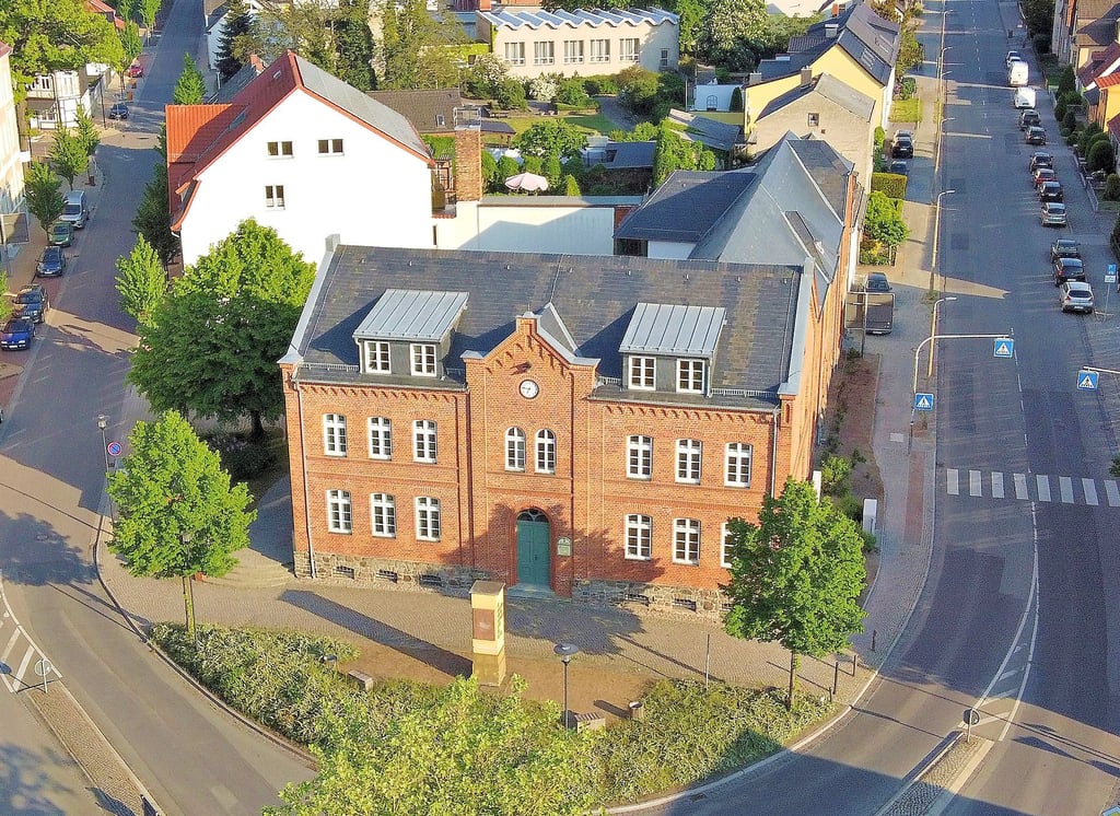 Blick auf den Sitz der ALS-Dienstleistungsgesellschaft am Platz des Friedens in Osterburg.