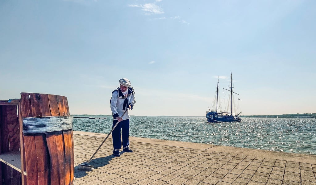 Tobias Köppe schlüpfte für die Ankündigung in die Matrosenrolle, während die MS Reudnitz zur maritimen Stimmung beitrug.