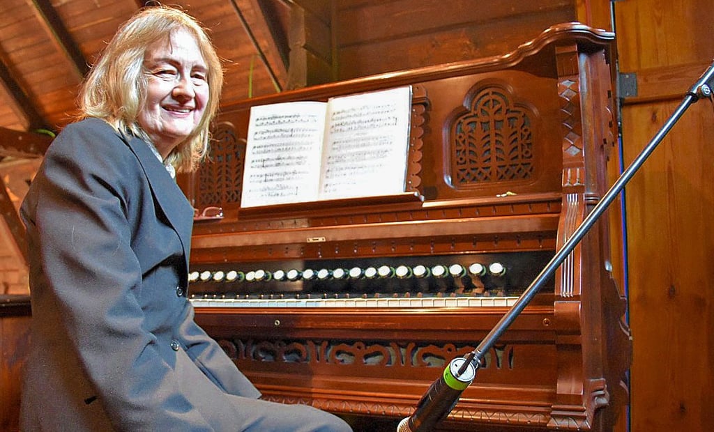 Kantorin Monika Köhler aus Hasselfelde spielte bei der Eröffnung der Stabkirche Stiege das Harmonium. Stifter Christian Hauf musste krankheitsbedingt absagen.