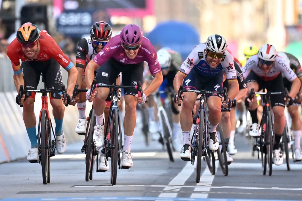 Phil Bauhaus (l) musste sich auf der 13. Giro-Etappe ganz knapp geschlagen geben.