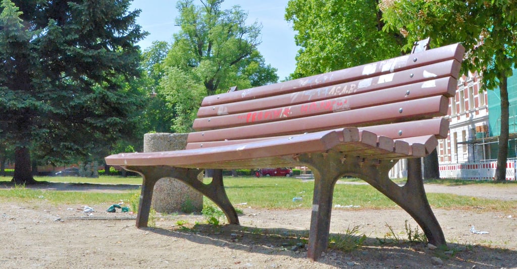 Die wenig einladenden Bänke auf dem Mönchskirchhof in Stendal sind ein Teil des Problems. Sie werden verschwinden.