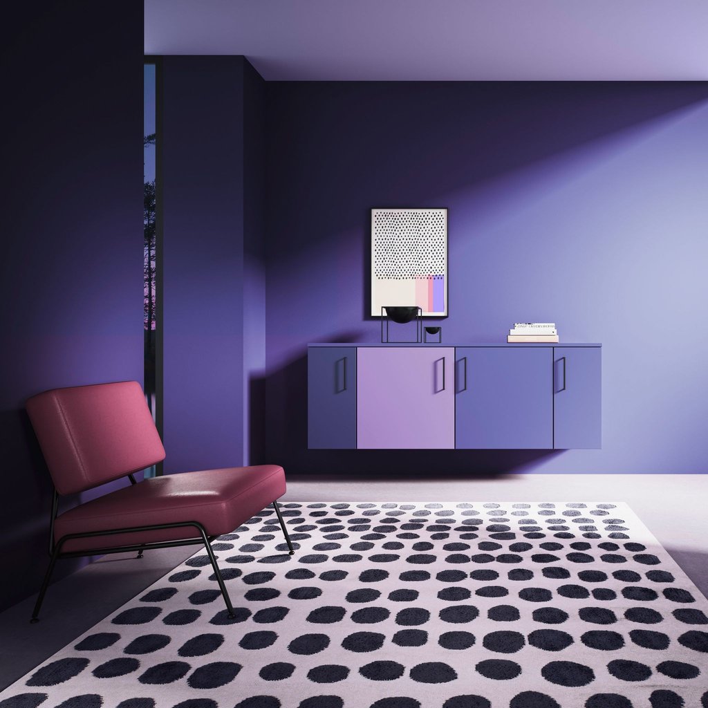 Die Trendfarbe Lila nutzt Cabinet für fast die gesamte Einrichtung des Wohnraums. Als Akzentfarbe an der Wand und als Statement-Farbe auf lackierten Möbelstücken.