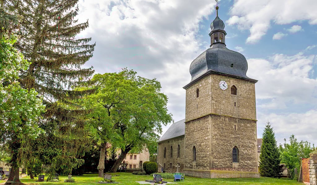 Bereits 2019 konnte die Dachsanierung an der Kirche abgeschlossen werden. Coronabedingt gibt es erst jetzt ein Dankfest.