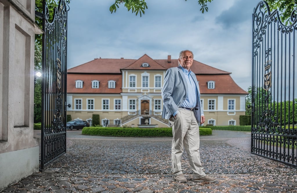 Die 19. Generation auf Schloss Döbbelin: Alexander von Bismarck vor dem zurückerworbenen Familiensitz.