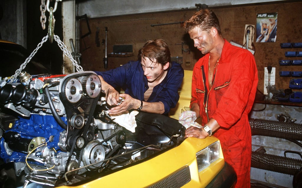 Til Schweiger (r) und Stefan Gabelhoff tunen einen Manta in einer Szene aus der Komödie „Manta, Manta“ aus dem Jahr 1991.