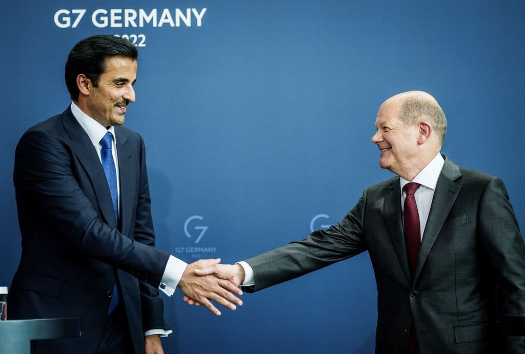 Der Emir von Katar (l), Scheich Tamim Bin Hamad Al Thani, gibt Bundeskanzler Olaf Scholz (SPD) im Kanzleramt nach einer Pressekonferenz die Hand.