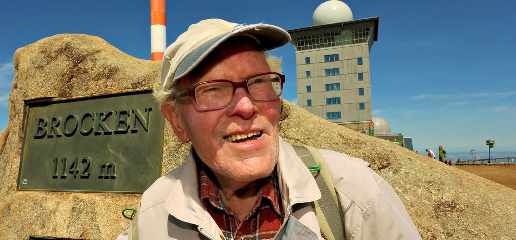 Ihm ist etwas gelungen, was vor ihm niemand erreicht hat: Rekordwanderer Benno Schmidt aus Wernigerode hat nachweislich 9000 Mal den Brocken erklommen. Eine Leistung, für die er an seinem 90. Geburtstag, dem 22. Mai 2022, ausgezeichnet wird. Natürlich auf dem Brocken.