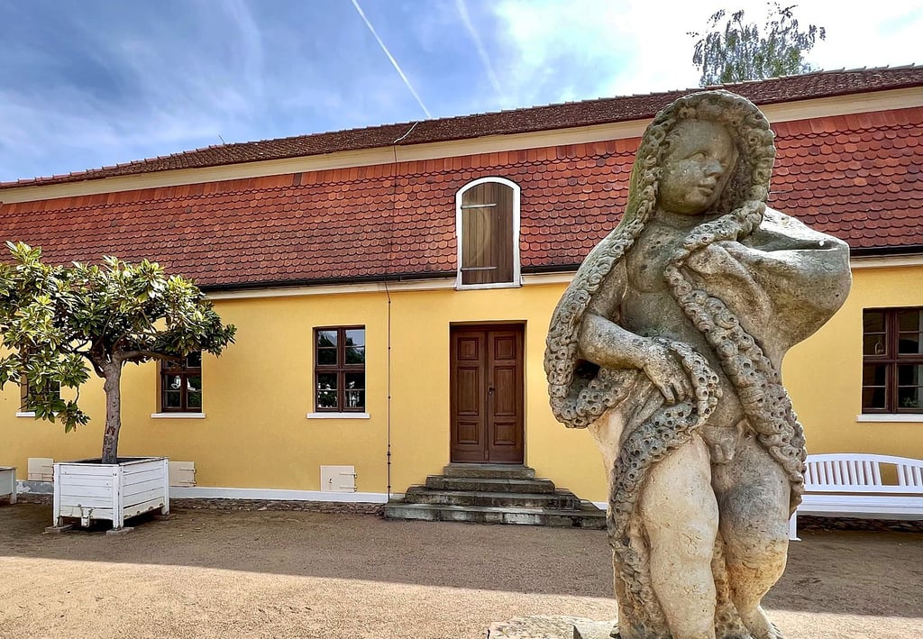 Das leere Objekt im Schlosshof von Mosigkau. Wann kann man dort wieder Kaffee trinken und Kuchen essen?