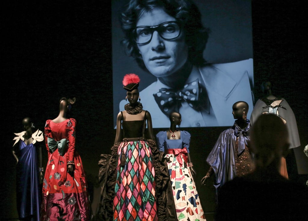 Anlässlich der ersten Modenschau von Yves Saint Laurent unter eigenem Namen am 29. Januar 1962 in Paris wird das 60. Jubiläum in sechs Pariser Museen groß gefeiert.