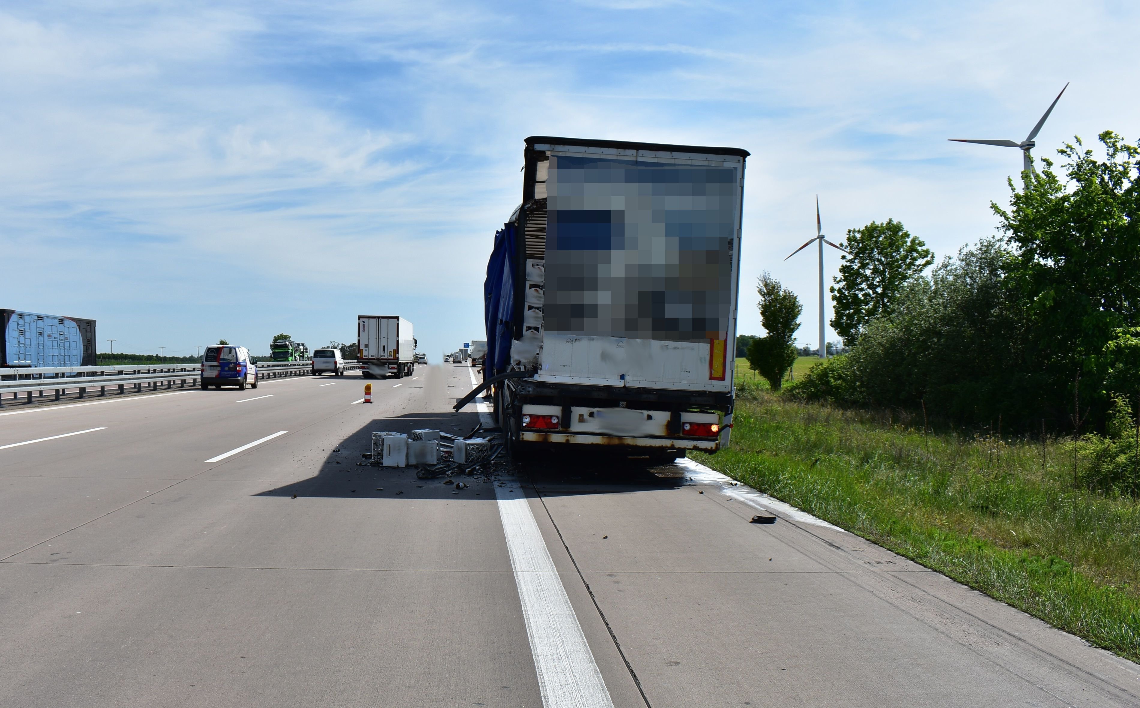 Zwei Lkw Touchieren Sich Auf Der A9 Bei Wolfen: Mehrere Bierkästen ...