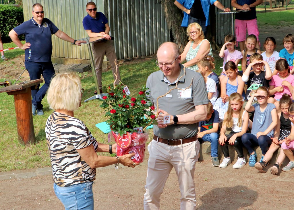 Annaburgs Grundschulleiterin Antje Berger überreicht an Michael Esken, Bürgermeister der Partnerstadt Verl, einen Rosenstock. Schließlich hat Annaburg rote Rosenblüten in seinem Wappen.