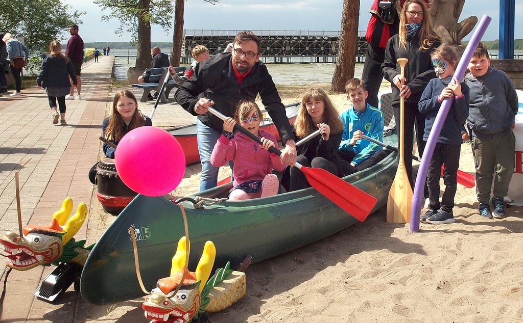 Marcel Klein (Mitte) ist neuer Vorsitzender des Arendseer Drachenbootvereines und wirbt Mitglieder für den Wassersport.