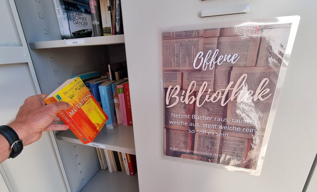 Die offene Bibliothek in Groß Schierstedt bietet Bücher aus den verschiedensten Genres zum Ausleihen und Tauschen an.