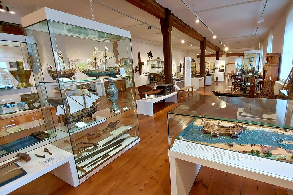 In der Dauerausstellung zur Stadtgeschichte Havelbergs stehen Vitrinen mit Modellen von hochseetüchtigen Schiffen. In der rechten Vitrine ist ein Modell zu sehen, das den Schiffstransport auf der Havel um 1695 zeigt. Die Takelage wurde in Hamburg aufgebaut.