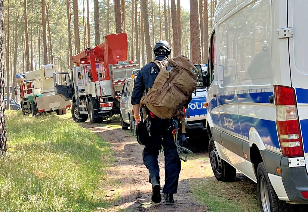 Mit einem großen Polizeiaufgebot wurden am Mittwoch, 18. Mai 2022, die Waldbesetzer im Losser Forst kontrolliert.