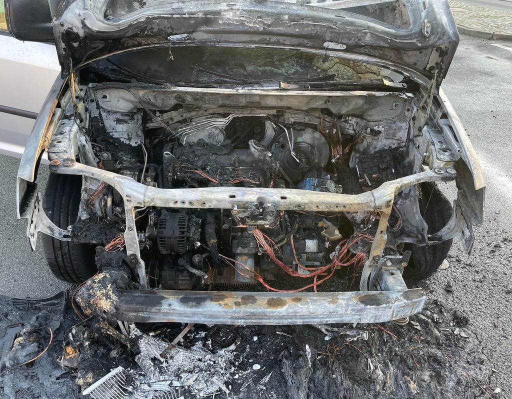 Ein VW Caddy begann in Gardelegen zu brennen.