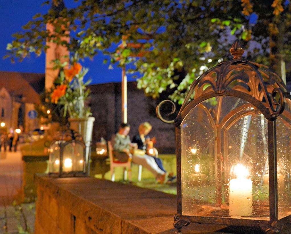 Musik und Kultur an mehreren, in Kerzenschein getauchten Orten, bieten die Sommerhöfe auch 2022 in Halberstadt.
