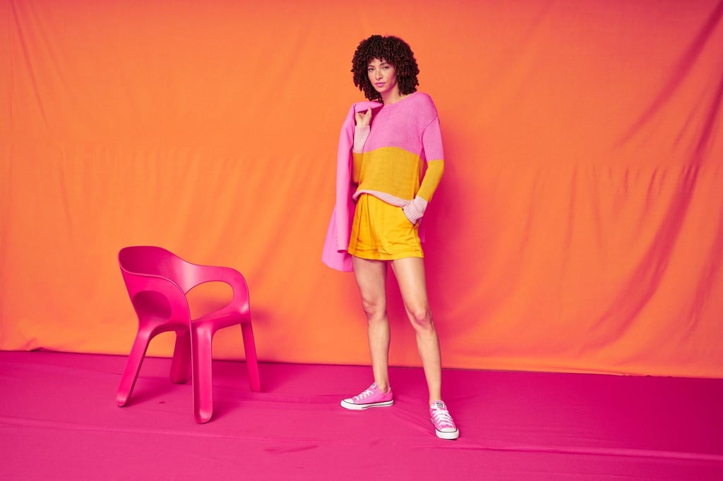 Die Kombination Pink/Rosa mit Orange ist angesagt in diesem Sommer. Teils wird das sogar in einzelnen Kleidungsstücken praktiziert, wie zum Beispiel bei diesem Pullover von Aniston by Baur (Blazer ca. 70 Euro, Pullover ca. 40 Euro, Hose ca. 30 Euro).