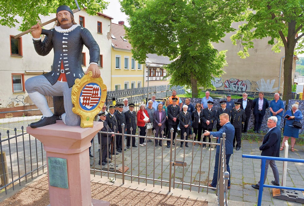 Bürgermeister Carsten Staub dankte allen Beteiligten an der Restaurierung des Denkmals im Breiten Weg.
