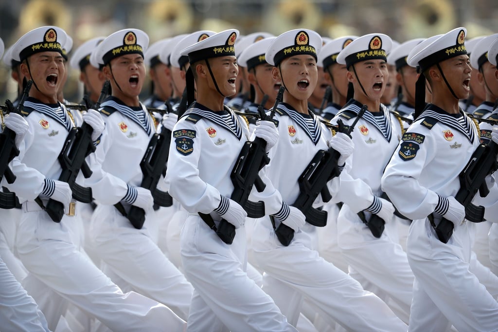 Marschierende Marinesoldaten zum 70. Geburtstag der Kommunistischen Partei Chinas: Eine Militär-Uni hat Verbindungen bis nach Sachsen-Anhalt.