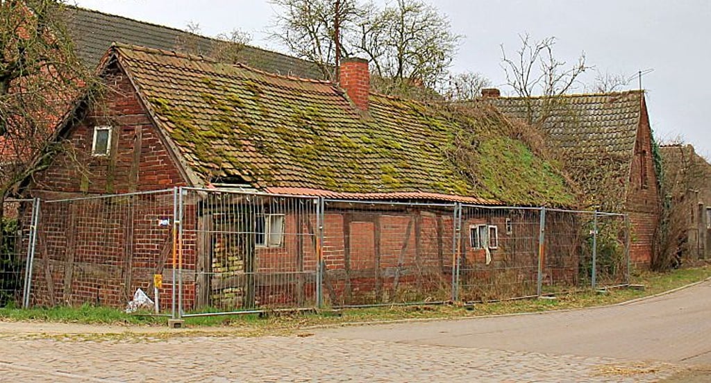 Die Abrisshäuser in Schelldorf bleiben vorerst stehen.