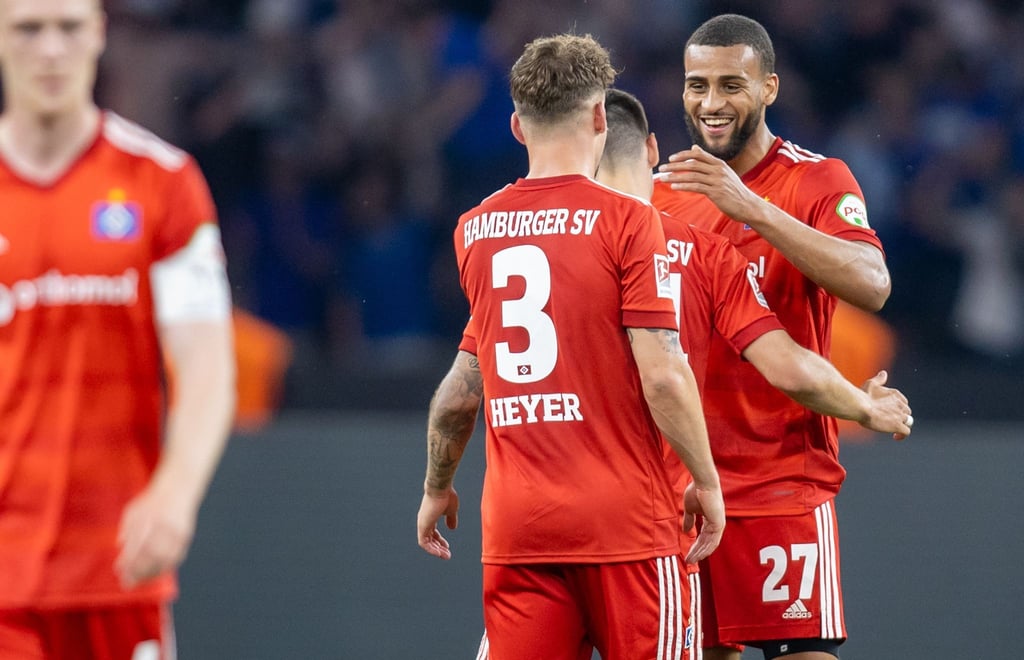 Moritz Heyer (l-r), Ludovit Reis und Josha Vagnoman vom Hamburger SV freuen sich über den Sieg.