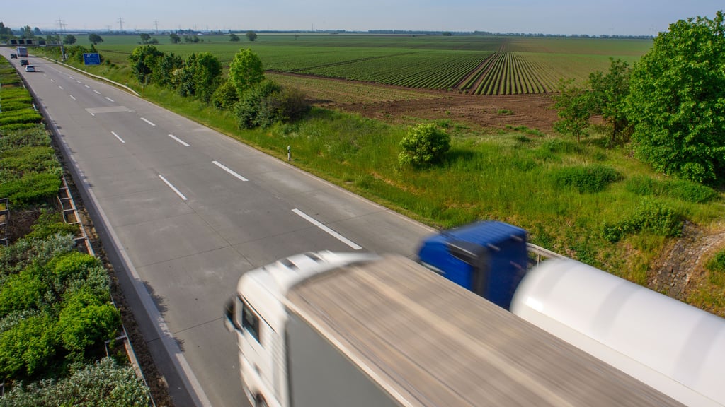 Die Autobahn 14 (A14) verbindet aktuell Magdeburg und die Autoban 4 8A4) am Dreieck Nossen, und Wismar und Schwerin. Im Moment wird daran gebaut, dass die A14 durchgängig von Wismar bis Nossen geht.