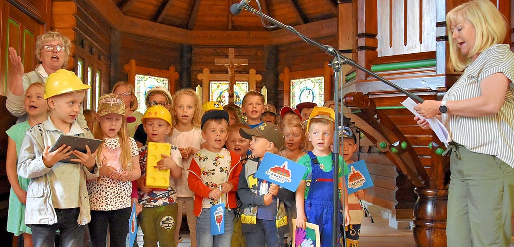 Die Mädchen und Jungen der Kita Stiege sangen bei der Eröffnung der Stabkirche das Lied von den „fleißigen Handwerkern“ – passend mit Helmen und Bausteinen ausgestattet.