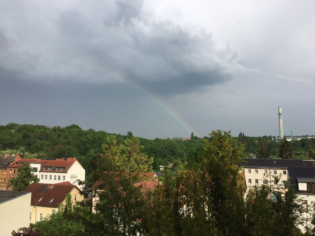 Regenbogen und dunkle Wolken über Weißenfels: Das Unwetter ist weniger schlimm ausgefallen, als erwartet.