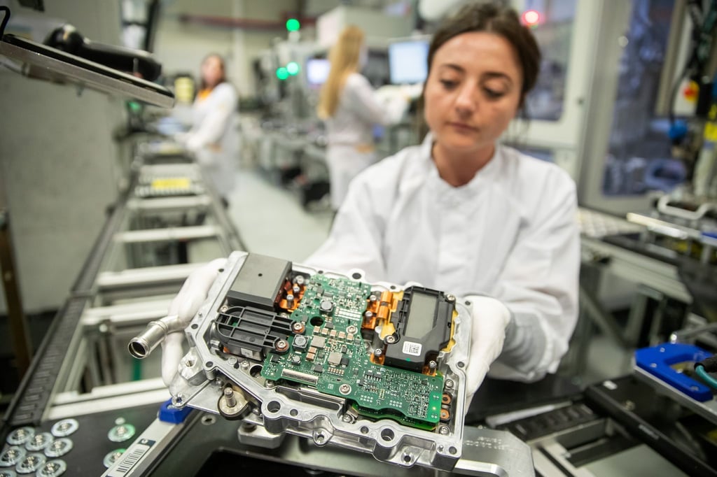 Mitarbeiterin beim Automobilzulieferer Continental in Nürnberg. Die Branche hofft auf die Solidarität der Hersteller.