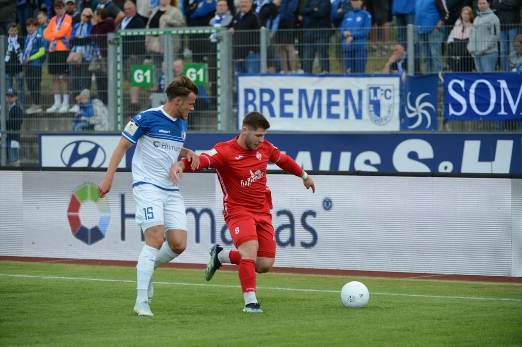 Sicherte sich mit dem 1. FC Magdeburg den Titel im Landespokal: Henry Rorig (l.), der mit den Blau-Weißen FCM gegen den FC Einheit Wernigerode (Gino Dörnte) siegte.