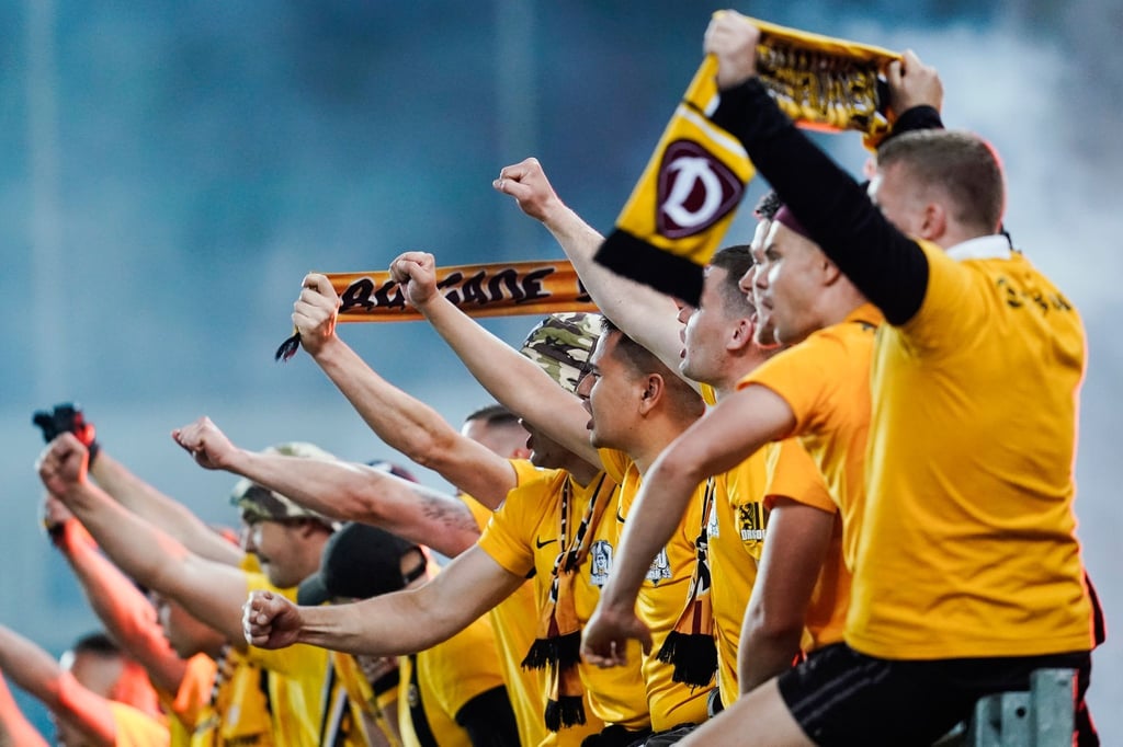 Dresdener Fans bedanken sich nach Spielende bei der Mannschaft.