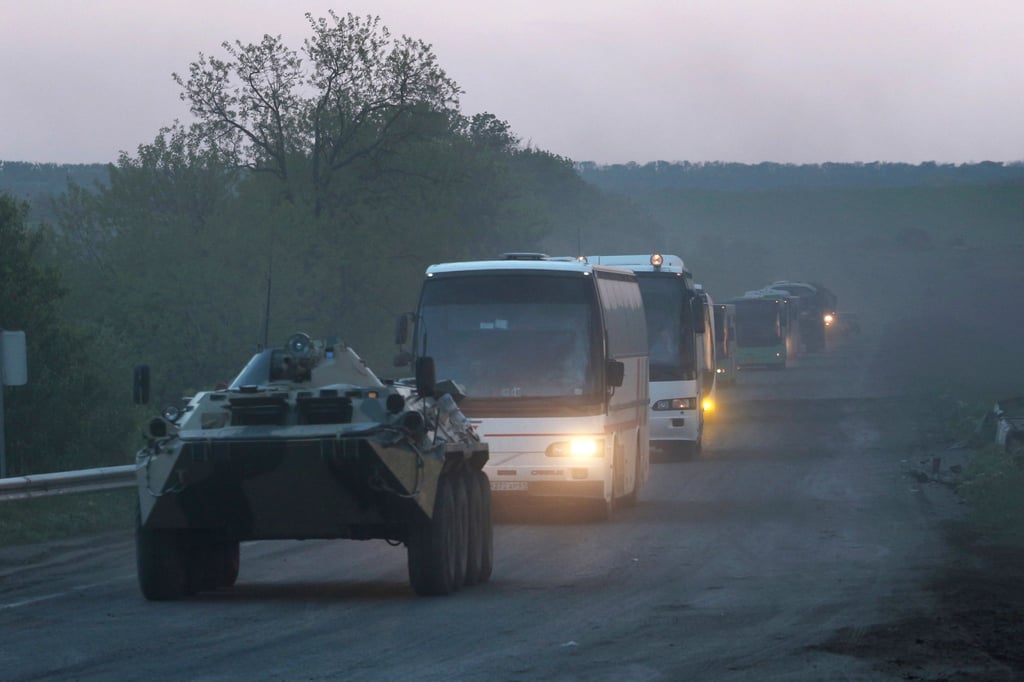Ein APC der Miliz der sogenannten Volksrepublik Donezk begleitet Busse mit ukrainischen Soldaten zur Strafkolonie in Oljoniwka, nachdem sie das belagerte Stahlwerk Azovstal in Mariupol verlassen haben.