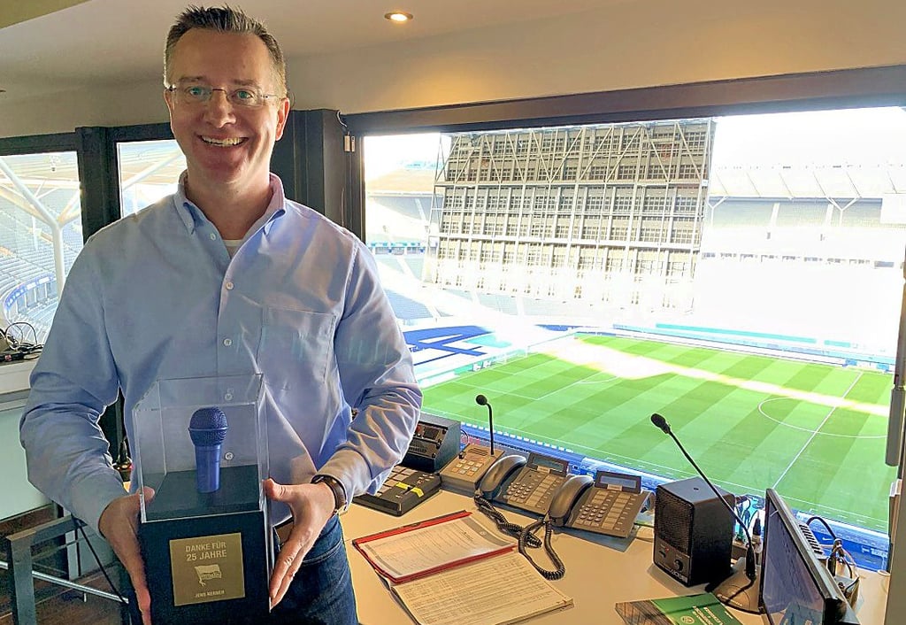 Jens Kerner in seinem zweiten Wohnzimmer, der Sprecherkabine im Berliner Olympiastadion.