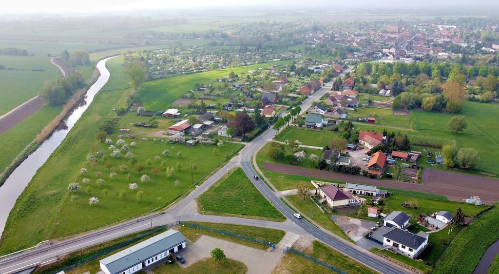 Die dreieckige Schnittstelle von Landes- und Kreisstraße (von links einmündend) an der Seehäuser Zollbrücke wird künftig durch einen flüssigeren Kreisverkehr ersetzt.