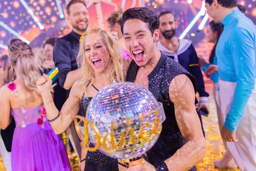 Zirkusartist Rene Casselly und seine Tanzpartnerin Kathrin Menzinge jubeln mit ihrem Pokal.