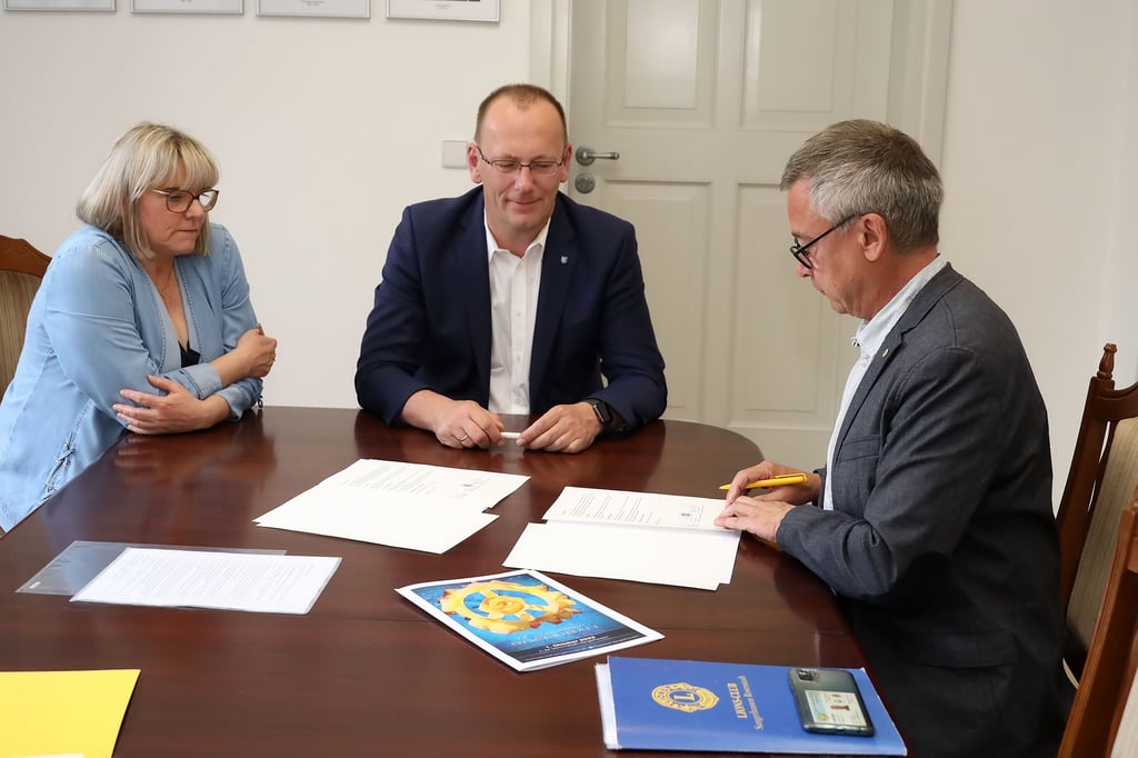 Ein Bild von der Vertragsunterzeichnung: Marion Friz , OB Sven Strauß und Frank Otto unterschrieben.