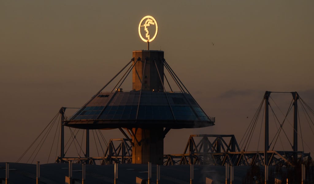 Das Convention Center auf dem Messegelände der Deutschen Messe AG leuchtet im Licht der aufgehenden Sonne. Die Corona-Pandemie hatte der Messebranche große Probleme bereitet.