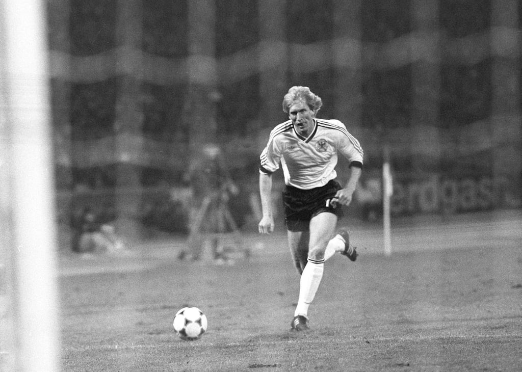 Der deutsche Stürmer Uwe Rahn jagt auf das gegnerische Tor zu (1984).