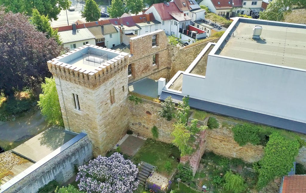 Aus der Luft kann man den nicht unweit des Rosariums und der Promenade liegenden sanierten Hexenturm gut erkennen.