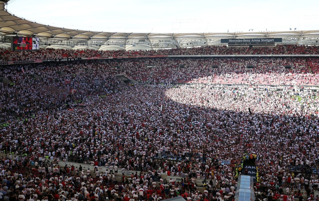 Stuttgarter Fans auf dem Rasen der Mercedes-Benz-Arena.