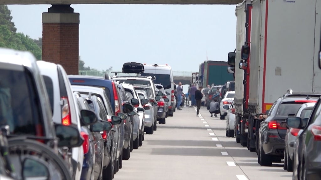Kilometerlange Staus am Samstag, 21.05.2022 auf der A2 bei Theeßen. Ein Lkw mit Rapsöl war in Brand geraten.