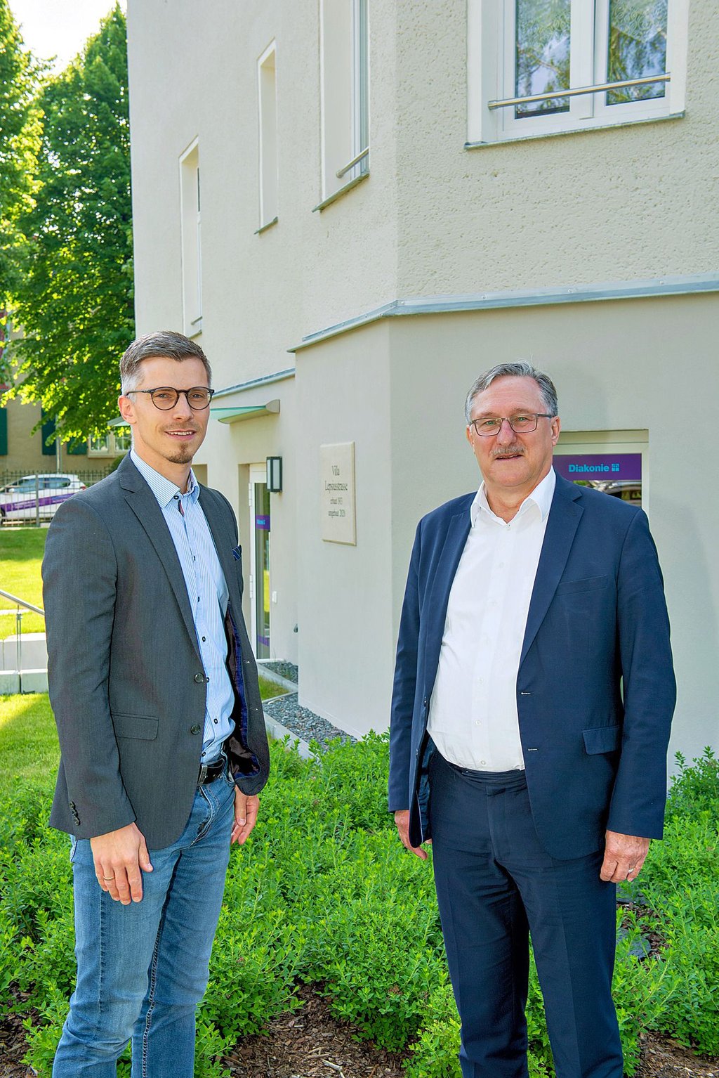 Steht seit April der Diakonie Naumburg-Zeitz als neuer Geschäftsführer vor: Christian Beuchel (r.) mit dem Prokuristen Robin Knauf vor der Villa „Lepsiustraße“, in der sich auch die Geschäftsstelle befindet.