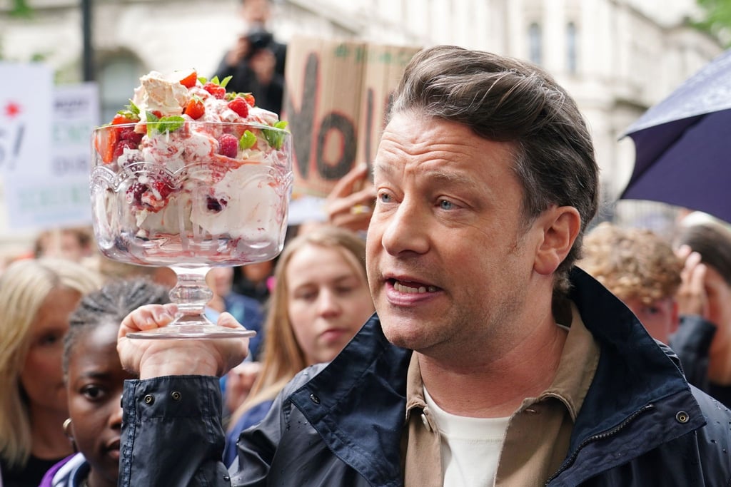 Jamie Oliver nimmt an der „What An Eton Mess-Demonstration“ in London teil und fordert Premierminister Johnson auf, seine Kehrtwende bei der Anti-Adipositas-Strategie der Regierung zu überdenken.